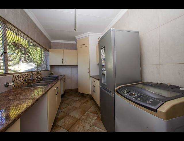 3 BEDROOM FREEHOLD TO LET IN BROMHOF
